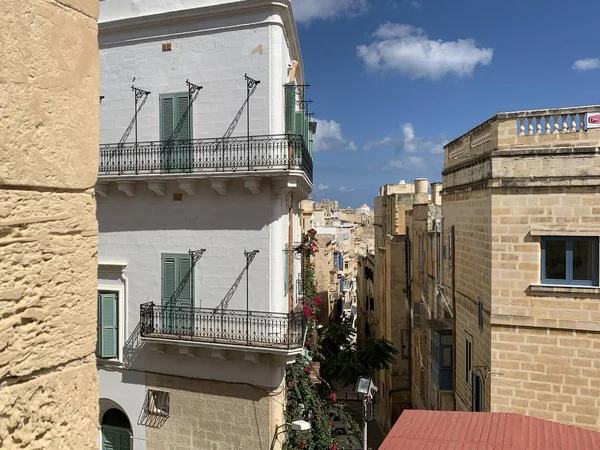 Maltańskie uliczki z tradycyjnymi domami w Valletta — Zdjęcie stockowe