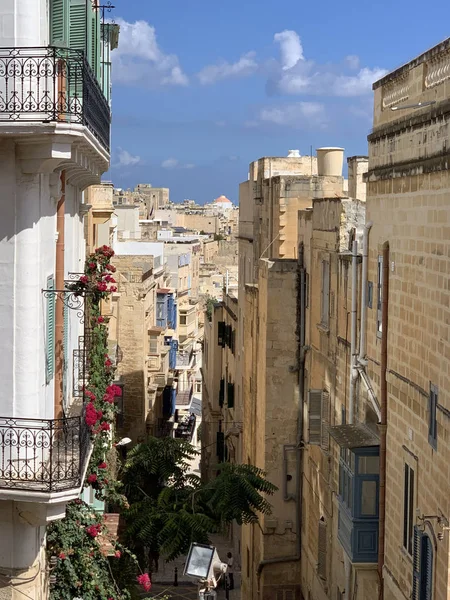 Maltese streets with traditional houses in Valletta — ストック写真