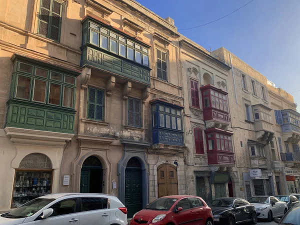 Maltesische Straßen mit traditionellen Häusern in Valletta — Stockfoto