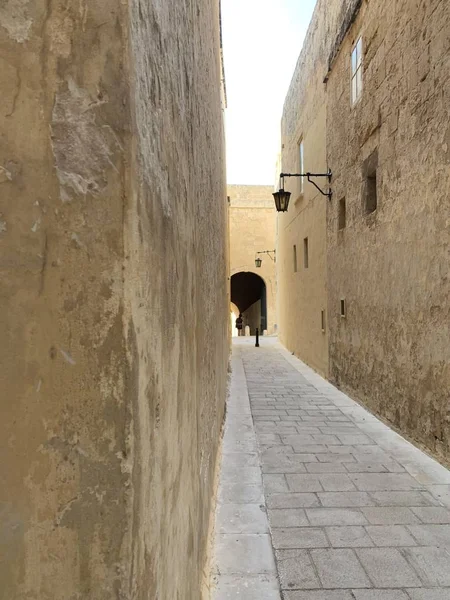 Maltańskie uliczki z tradycyjnymi domami w Mdina — Zdjęcie stockowe