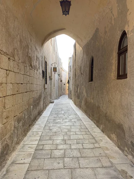 Mdina 'da geleneksel evleri olan Malta sokakları — Stok fotoğraf