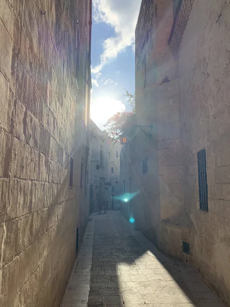 Мальтийские улицы с традиционными домами в Мдине — стоковое фото