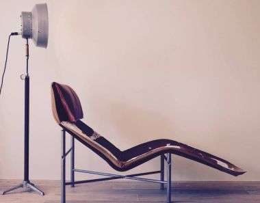 Designstoel met koeienhuid bekleed + industriele vloerlamp