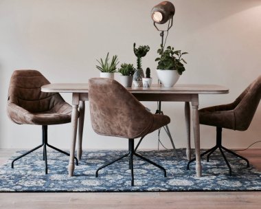 Eettafel met bruine leren stoelen en decoratie op tafel