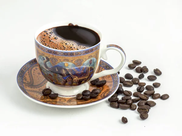 Güzel Kupası ve uçan daire, koyu kahve ve kahve çekirdekleri