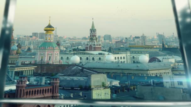 Un uomo d'affari stringe la mano ad un importante incontro a Mosca dal Cremlino — Video Stock