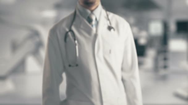 Doktor, držící v ruce rakovina varlat — Stock video