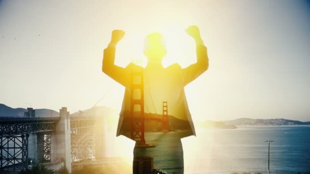 Hombre de negocios feliz mirando Golden Bridge San Francisco paisaje urbano. Doble exposición — Vídeo de stock