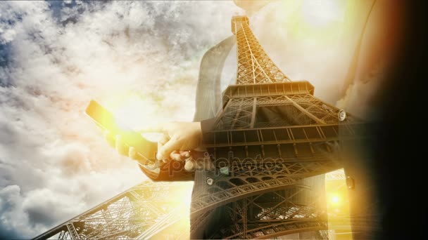 Eiffel Paris Cityscape Uomo d'affari che utilizza tablet digitale. Doppia esposizione . — Video Stock