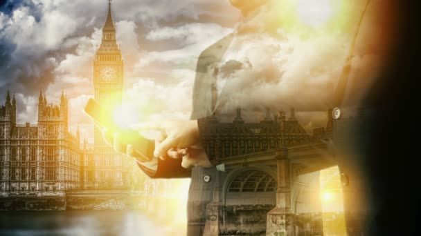 Podnikatel panoráma města Londýn pomocí digitálního tabletu. Dvojitá expozice. — Stock video
