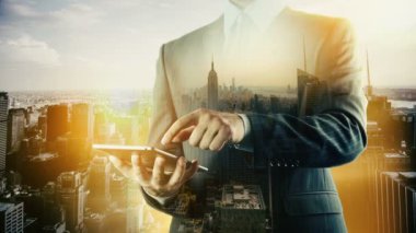 New York Cityscape işadamı dijital tablet kullanma. Çift pozlama.