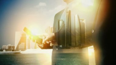 Abu Dhabi Cityscape işadamı dijital tablet. Çift pozlama. İkinci Sürüm
