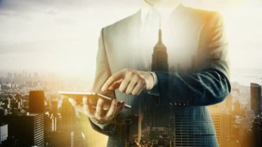 New York Empire State Cityscape işadamı dijital tablet. Çift pozlama.