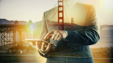 San Francisco Golden Köprüsü Cityscape işadamı ipad. Çift pozlama.