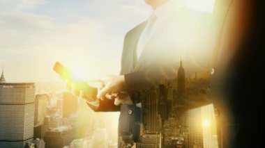 New York Cityscape işadamı dijital tablet kullanma. Çift pozlama.