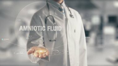 Amniyotik sıvı elinde tutan doktor