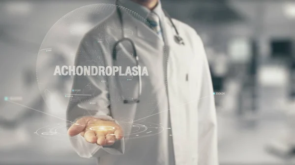 Doctor sosteniendo en la mano Acondroplasia — Foto de Stock