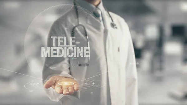 Tartja a kezében Tele-Medicine doktor — Stock Fotó