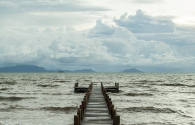 İskele ve bulutlu gökyüzü boş