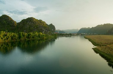 Günbatımı üzerinde tropikal nehir, Phong Nha Milli Park Village Vietnam, Güney Doğu Asya