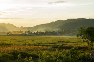 Günbatımı üzerinde tropikal nehir, Phong Nha Milli Park Village Vietnam, Güney Doğu Asya
