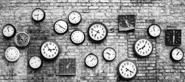 Collection of vintage clock hanging on an old brick wall — Stock Photo, Image