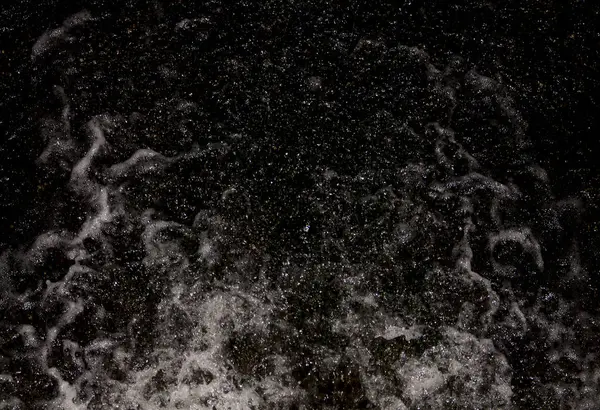Movimiento de flujo de agua a través de la presa por la noche — Foto de Stock