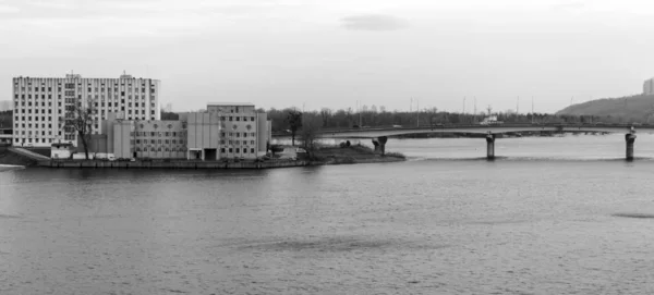 Vista del puente y la orilla de la península con edificios de oficinas —  Fotos de Stock