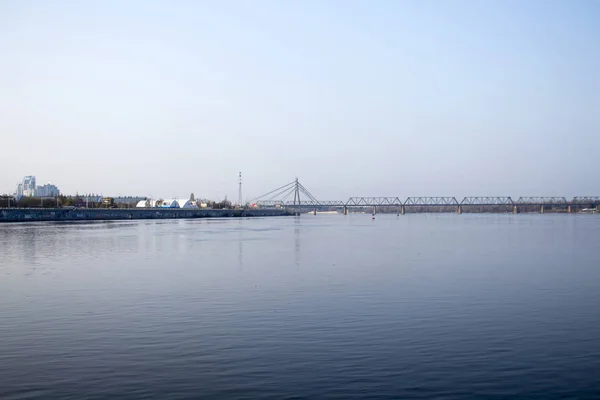 Vue du pont sur la rivière Dniepr — Photo