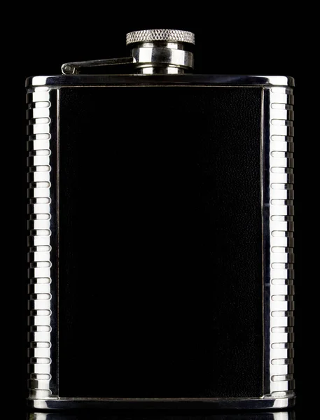 Flacon pour alcool en métal brillant avec bords côtelés et insert en matériau noir, sur fond noir — Photo