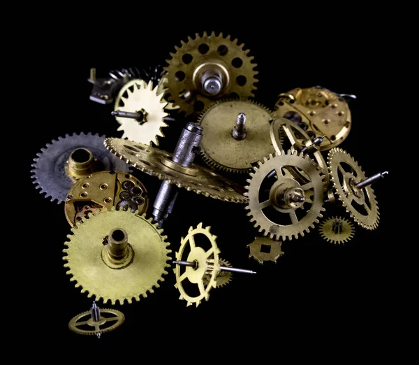 Saat hareketleri için çeşitli vitesler, siyah arkaplanda altın ve gümüş renkler — Stok fotoğraf