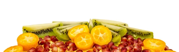 Kuning, mentah, kue pisang alami dengan krim, dihiasi dengan kumquat, kiwi dan delima — Stok Foto