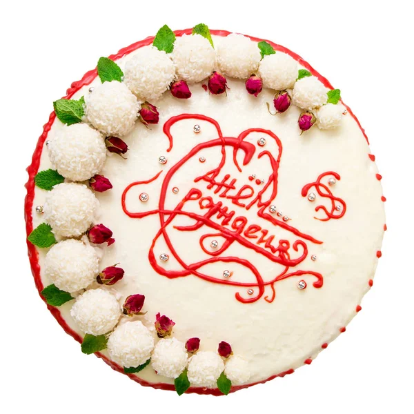 Witte romige biscuittaart, versierd met rode chocolade, rozen en muntblaadjes, met de inscriptie "gefeliciteerd" in het Russisch, op een witte achtergrond — Stockfoto