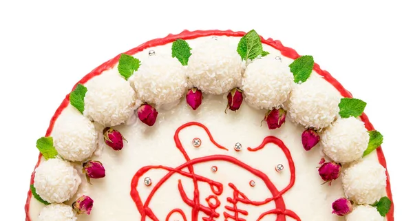 Witte romige spons taart versierd met rode chocolade, rozen en muntblaadjes, met de inscriptie "gefeliciteerd" in het Russisch — Stockfoto