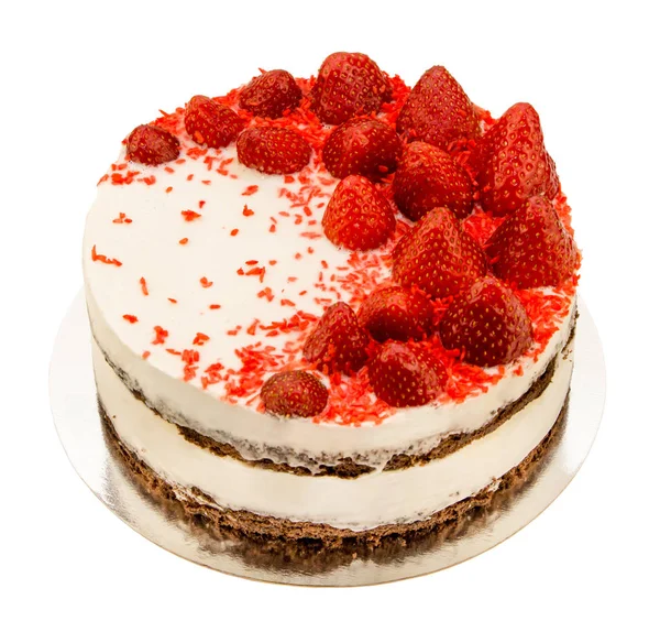 Witte romige gelei cake met chocolade korst, versierd met hele aardbeien en rode chocolade, op een witte achtergrond — Stockfoto