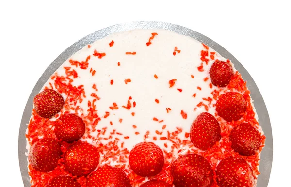 Witte romige gelei cake met chocolade korst, versierd met hele aardbeien en rode chocolade, op een witte achtergrond — Stockfoto