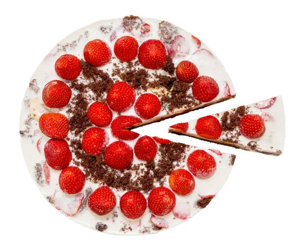 Witte romige gelei cake met chocolade korst, versierd met hele aardbeien, op een witte achtergrond — Stockfoto