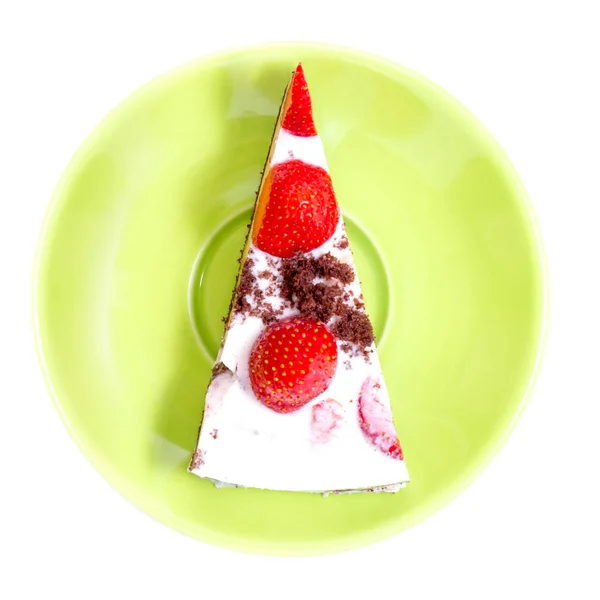 Witte romige gelei cake met chocolade korst, versierd met hele aardbeien op een groene plaat, op een witte achtergrond — Stockfoto