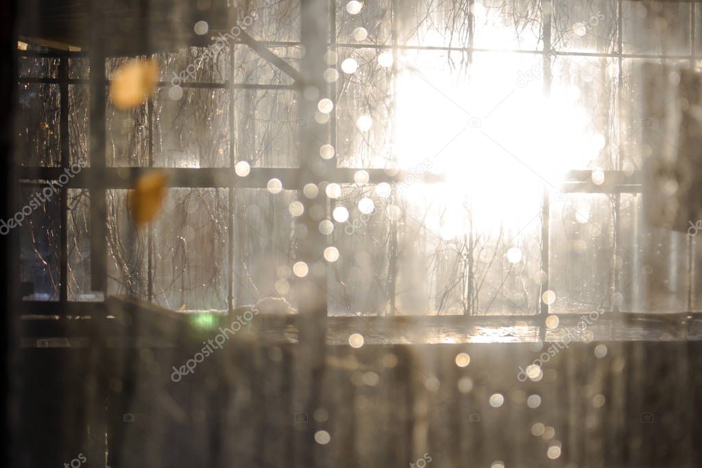 Light with bokeh effect passes through the flat glass