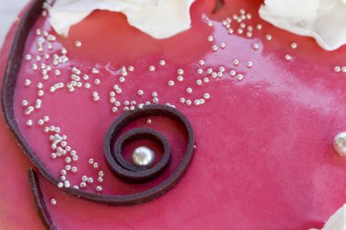 Düğün pastası süslemesi.