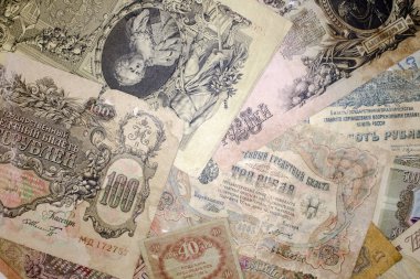 Rusya 'nın çeşitli eski banknotlarının arka planında farklı değerler ve çizikler var.