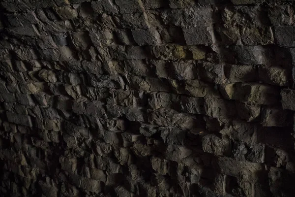 De textuur van de oude bakstenen gewelf in de duisternis close-up — Stockfoto