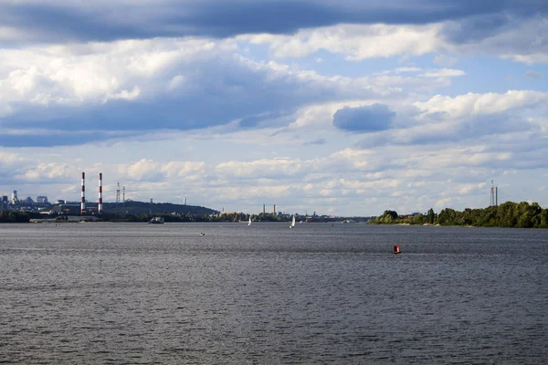 Вид на річку з вітрильниками та містом — стокове фото