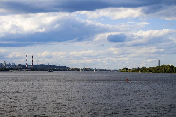 Yelkenli ve şehirli River View — Stok fotoğraf