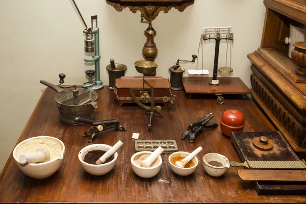 A table with different ancient instruments, scales and mortars for making medicines — 스톡 사진