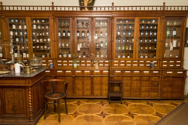 Eski bir eczanenin ticaret salonunun içi.