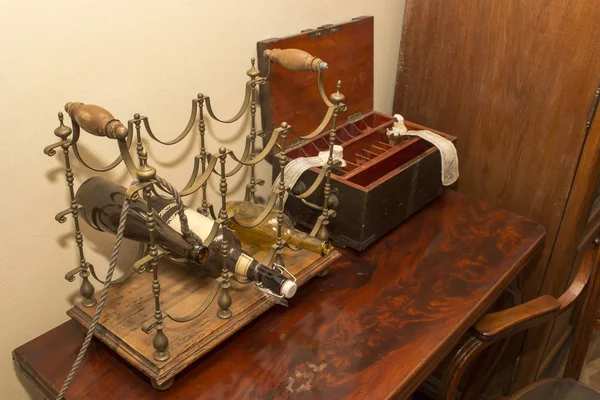 Antica scatola di medicina e porta bottiglie sul vecchio tavolo — Foto Stock