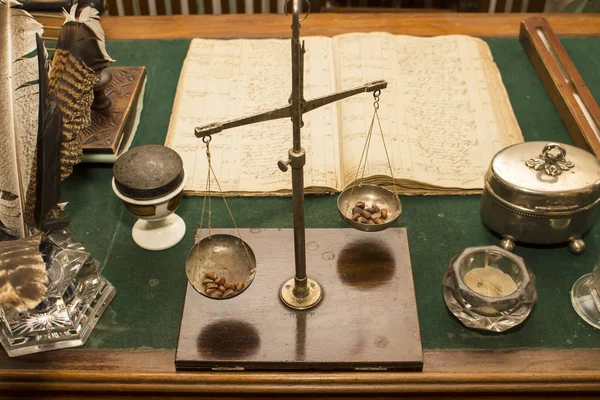 Un conjunto de accesorios antiguos escritos y una balanza en un escritorio viejo —  Fotos de Stock