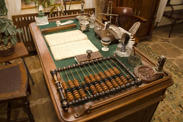 Древняя аптека стол со всеми аксессуарами в винтажном интерьере — стоковое фото