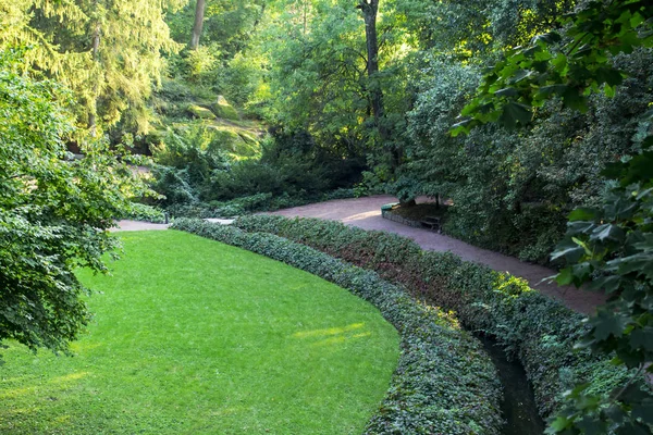 Park in der Stadt Uman, mit Teich, Bänken, Fußweg — Stockfoto